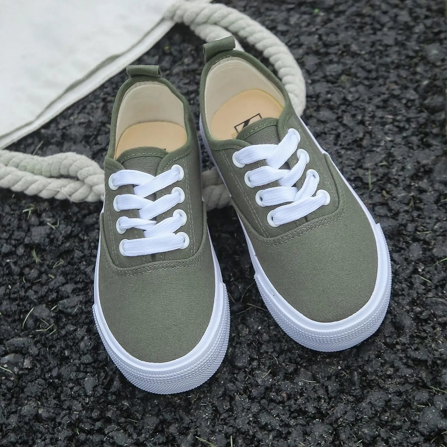 Boys and Girls Low Top Sports Shoes Lace up Canvas Children's Shoes Comfortable and Lightweight Skateboarding Shoes