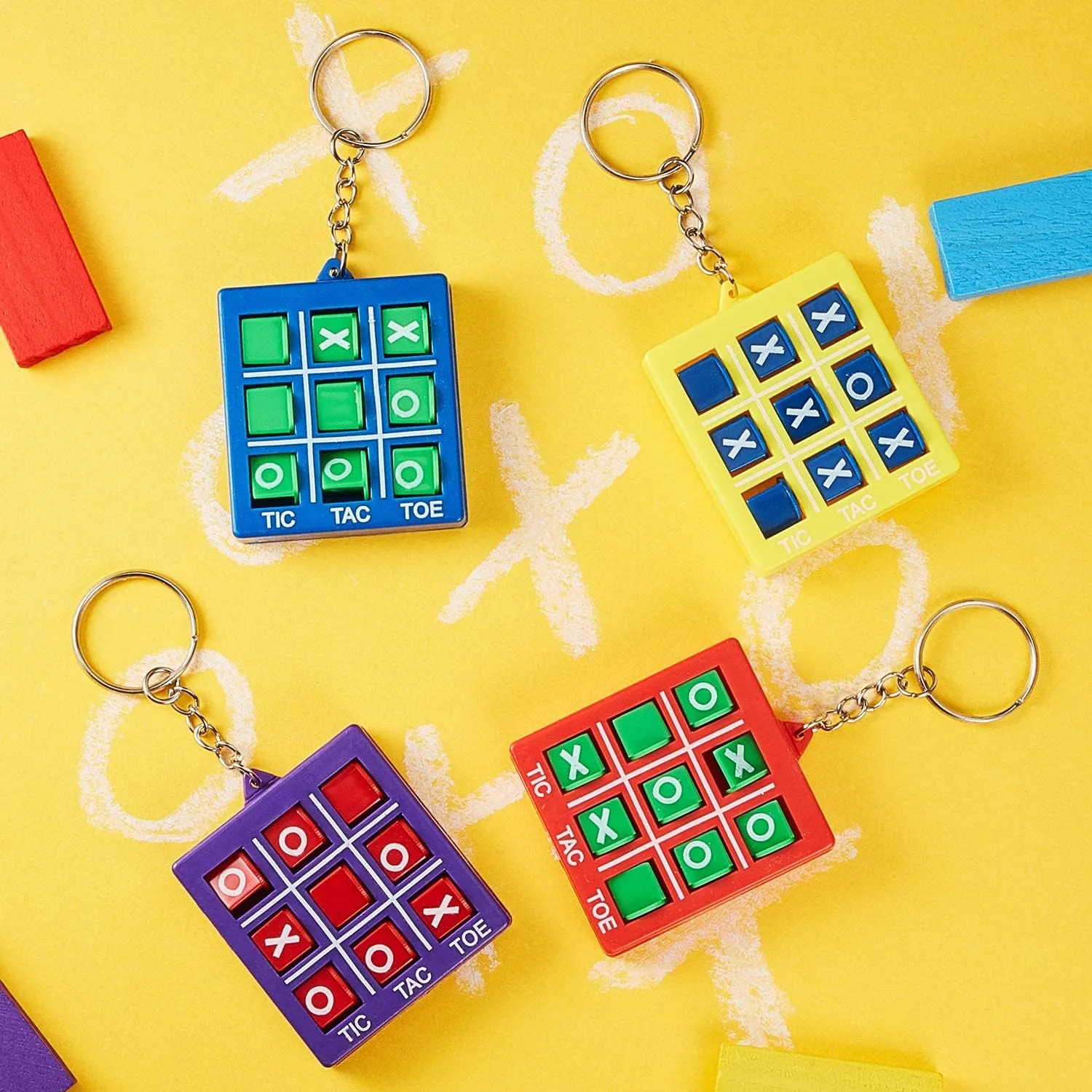 Hicarer Tic Tac Toe Keychain for Kids Ages 8-12 Party Favors Plastic Keyholders Game for Goodie Bags Mini Backpack Valentines Birthday Party(Red, Blue, Yellow, Purple,16 Pcs)