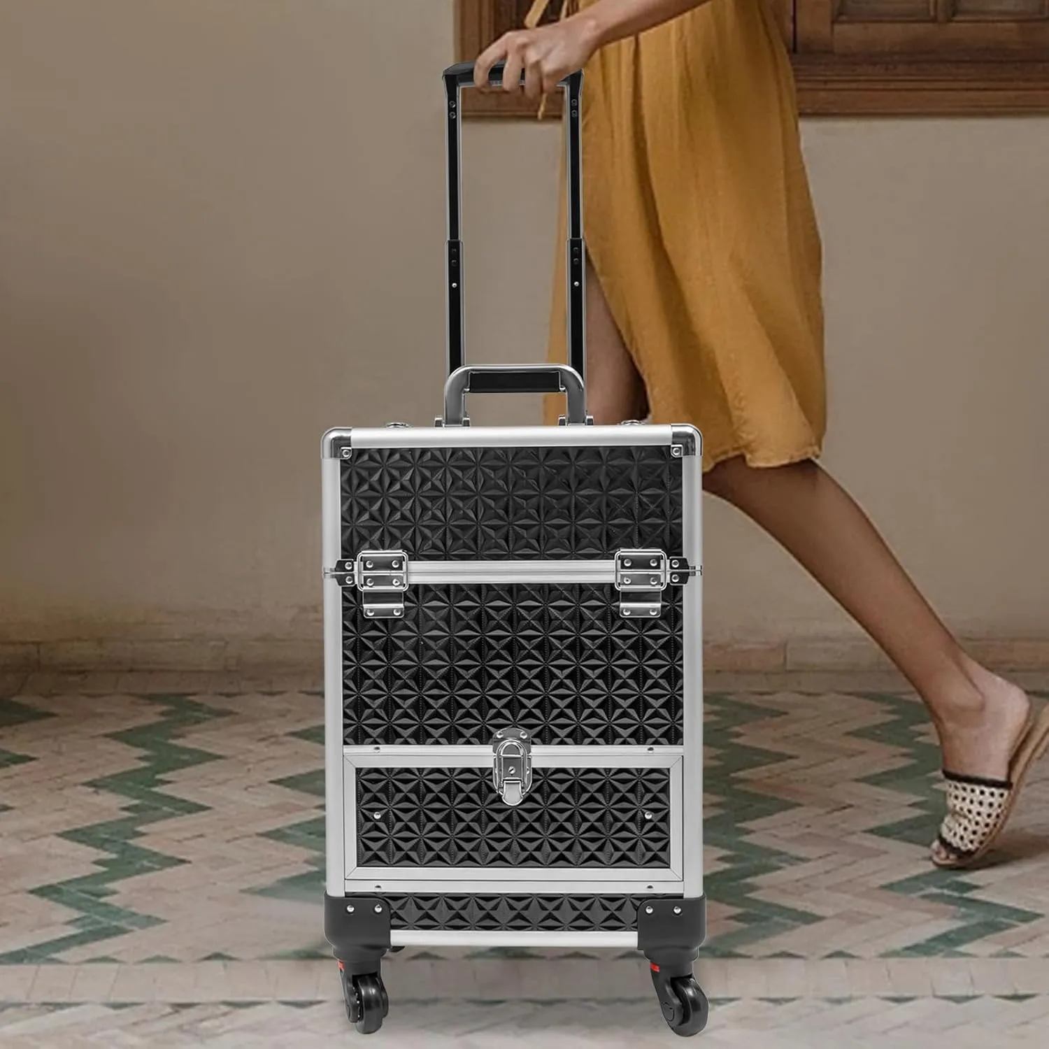 Makeup Rolling Train Case Aluminum Large Storage Cosmetic Trolley Professional Manicure Tool kit Salon Barber Case Travel Cart Trunk with lock for Studio Nail Artists (Black Silver Frame)